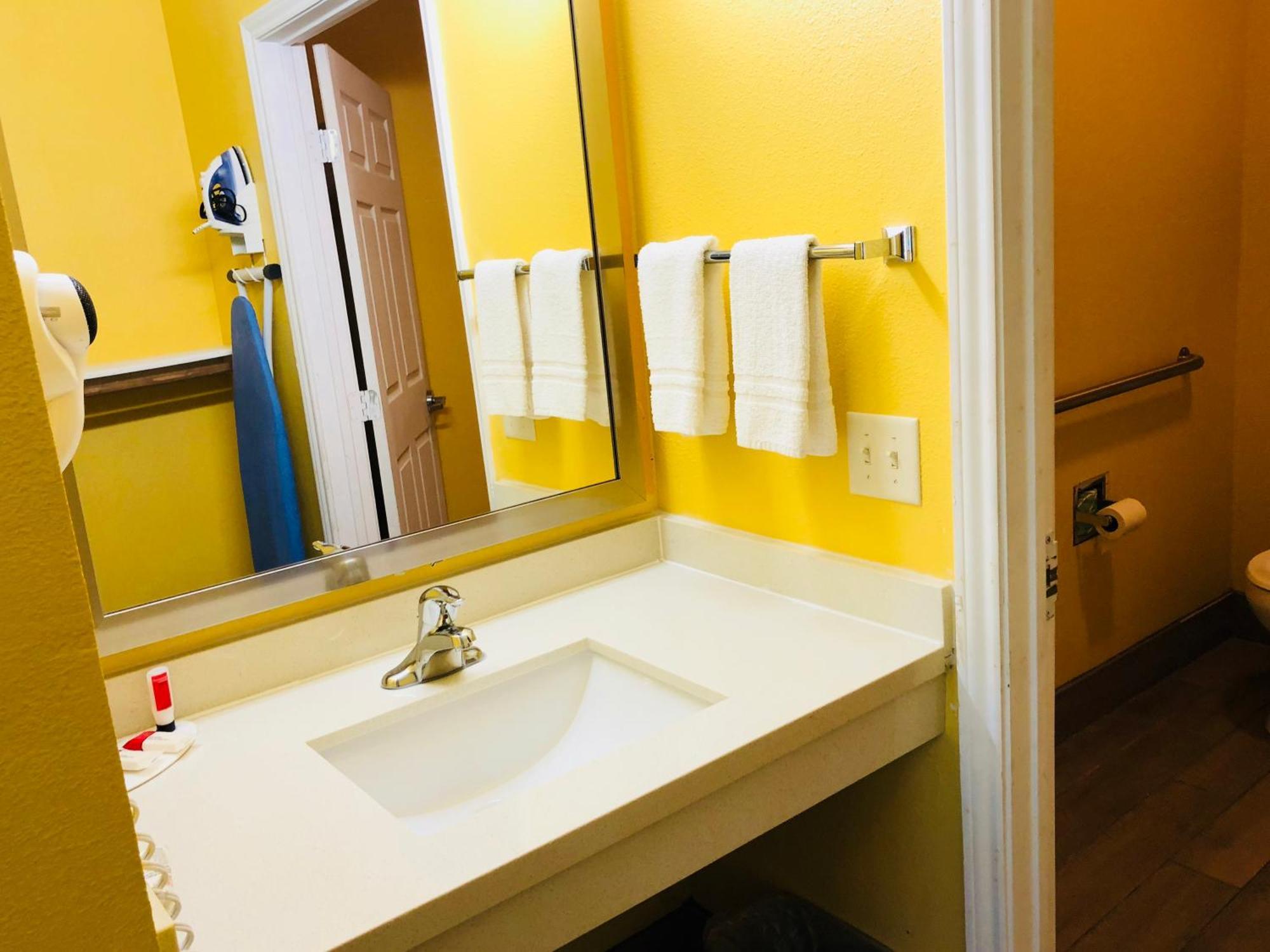 Queen Room Two Queen Beds Roll Shower Mobility or Hearing Accessible Non-Smoking,1451429635:JPEG